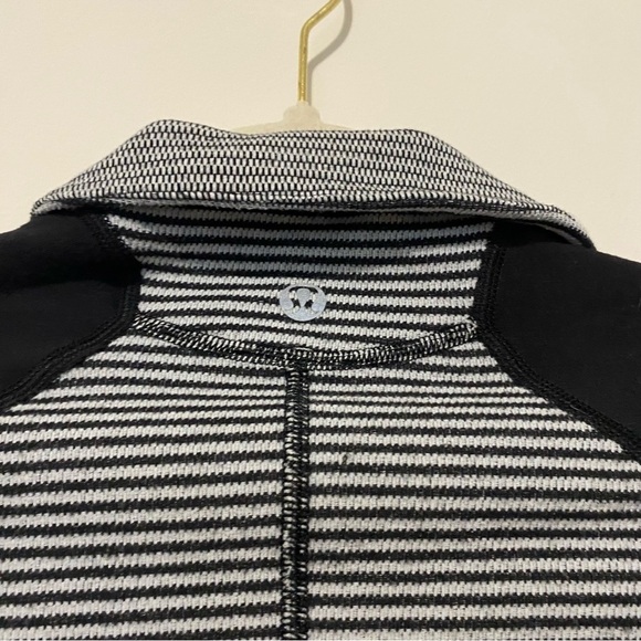 Lululemon Black and White Striped Half Zip Jacket small - Picture 8 of 8